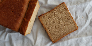 Beitragsbild des Blogbeitrags Weizenvollkorntoast mit Sauerteig 