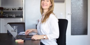 Beitragsbild des Blogbeitrags Ergonomie am Arbeitsplatz: Tipps für Wohlbefinden im Büro