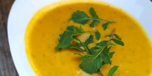 Beitragsbild des Blogbeitrags Süßkartoffel-Sesam-Suppe mit Rucola 