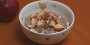 Beitragsbild des Blogbeitrags Lebkuchenporridge mit gebratenem Apfel und Mandeln 