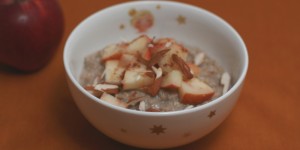 Beitragsbild des Blogbeitrags Lebkuchenporridge mit gebratenem Apfel und Mandeln