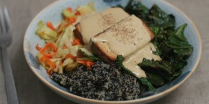 Beitragsbild des Blogbeitrags Winterliche Bowl mit Tahin-Ingwer-Dressing 