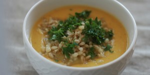 Beitragsbild des Blogbeitrags Gelbe Rübensuppe mit Rollgerste 