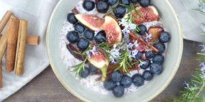 Beitragsbild des Blogbeitrags Porridge mit Rosmarin-Feigen und Blaubeeren 