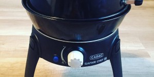 Beitragsbild des Blogbeitrags Cadac Safari Chef 2 – Pfiffiger Allrounder, der in keinem Campingbus fehlen sollte