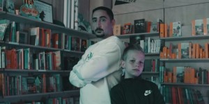 Beitragsbild des Blogbeitrags „Jetzt ein Buch!“: Eko Fresh rappt für Bücher und das Lesen