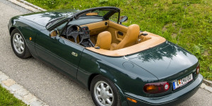 Beitragsbild des Blogbeitrags Chefingenieur des Mazda MX-5 NA in die japanische Automotive Hall of Fame aufgenommen 