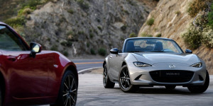 Beitragsbild des Blogbeitrags Der Mazda MX-5 Modelljahrgang 2024 bietet neue Optik, verbessertes Infotainment und ein noch intensiveres Fahrerlebnis 