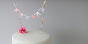 Beitragsbild des Blogbeitrags DIY Girlande als Kuchentopper