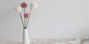 Beitragsbild des Blogbeitrags Einfache DIY Dekoration – Pom Pom Blumen