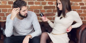 Beitragsbild des Blogbeitrags Frauen und Geld – Warum die pure Anwesenheit von Geld Deiner Beziehung schaden kann