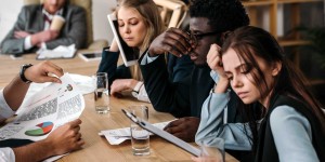 Beitragsbild des Blogbeitrags Müde auf der Arbeit? 3 legale Energie Booster für das Büro – Part 1 