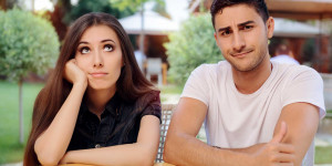 Beitragsbild des Blogbeitrags Interesse verlieren in 10 Schritten – so verlässt dich garantiert jede Frau!