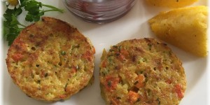 Beitragsbild des Blogbeitrags Glutenfrei – Reispuffer mit Polentaschnitten und Salat