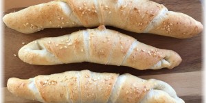 Beitragsbild des Blogbeitrags Buttrige Sesamstangerl mit Lievito Madre