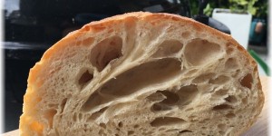 Beitragsbild des Blogbeitrags Begleiter zum Grillen – frisches Weißbrot