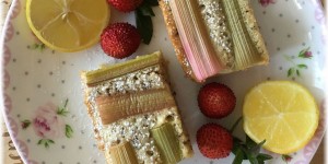 Beitragsbild des Blogbeitrags Weißer Mohn – Kuchen mit Rhabarber