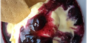 Beitragsbild des Blogbeitrags Heiße Verführung – Safraneis mit Heidelbeeren