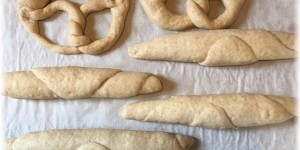 Beitragsbild des Blogbeitrags Vielseitiges Kleingebäck – Laugenstangerl 