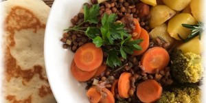Beitragsbild des Blogbeitrags Essen gibt Kraft – Dal mit Rosmarinkartoffeln und frischem Naan