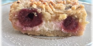 Beitragsbild des Blogbeitrags Gestreuter Tassenkuchen Topfen+Kirsche 