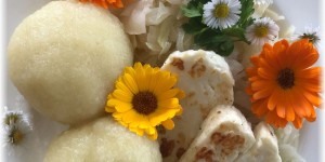 Beitragsbild des Blogbeitrags Typisch (Nieder-)Österreich – Erdäpfelknödel, Krautsalat 