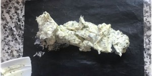 Beitragsbild des Blogbeitrags Kräuterbutter und der Trick mit dem Lineal