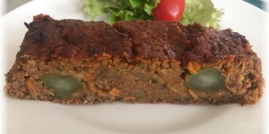 Beitragsbild des Blogbeitrags Veganer Linsenbraten – „falscher falscher Hase“