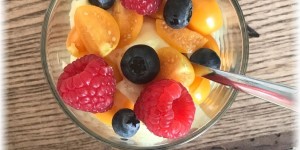 Beitragsbild des Blogbeitrags Topfencreme mit Beeren
