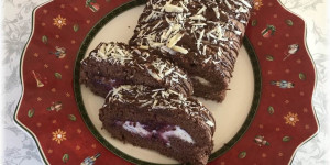 Beitragsbild des Blogbeitrags Festlich und fruchtig – Schokokirschrolle