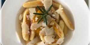 Beitragsbild des Blogbeitrags Gebratene Schupfnudeln mit cremigem Kürbis