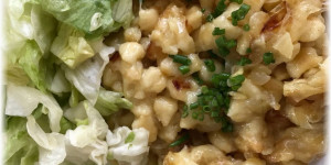 Beitragsbild des Blogbeitrags Typisch (Nieder-)Österreich: Käsespätzle mit Gurkensalat