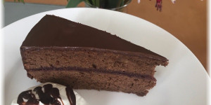 Beitragsbild des Blogbeitrags Typisch (Nieder-)Österreich: die unmögliche Sachertorte