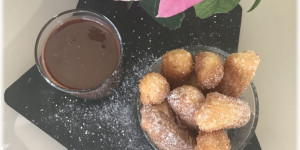 Beitragsbild des Blogbeitrags Churros mit Schokosauce