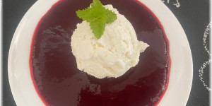 Beitragsbild des Blogbeitrags Kokoseis und Brombeersauce
