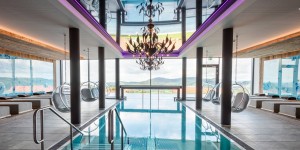 Beitragsbild des Blogbeitrags Hüttenhof in Bayern: Wellness und Chalets für Romantiker 