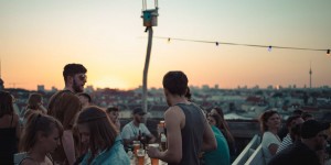 Beitragsbild des Blogbeitrags Hippe Rooftopbar in Berlin: Klunkerkranich 