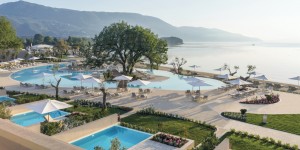 Beitragsbild des Blogbeitrags Familienurlaub in Griechenland: Diese Hotels musst du kennen 