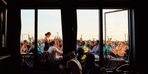 Beitragsbild des Blogbeitrags Sommer am Rooftop – die 10 schönsten Dachterrassen in München 