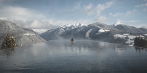Beitragsbild des Blogbeitrags 10 Hotels mit genialen Infinitypools in Südtirol 