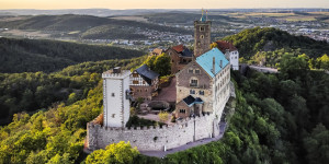 Beitragsbild des Blogbeitrags Faszinierende Wartburg: Wandern und Pilgern rund um Luthers Schreibtisch