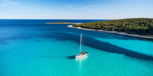 Beitragsbild des Blogbeitrags Unsere Top 10 Gründe, in der Region Zadar segeln zu gehen