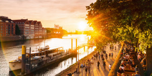 Beitragsbild des Blogbeitrags Essen am Wasser – Top 8 Locations für Foodies in Bremen