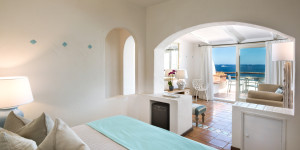 Beitragsbild des Blogbeitrags Baja Sardinia: Strandhotel an der Costa Smeralda 