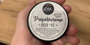 Beitragsbild des Blogbeitrags Ausprobiert: Propolis Creme von “CHA Hausladen” 