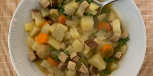 Beitragsbild des Blogbeitrags Rezept | Deftige Kartoffelsuppe mit Räuchertofu (vegetarisch / vegan) 