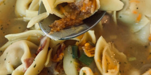 Beitragsbild des Blogbeitrags Ausprobiert: Vegane „Bolognese“ Tortelloni von Yolo