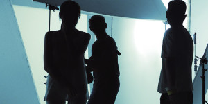Beitragsbild des Blogbeitrags AMAZING Natural Light Portraits in a Garage?