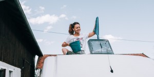 Beitragsbild des Blogbeitrags Dachfenster für das Wohnmobil. Die richtige Dachluke im Camper verbauen.