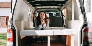 Beitragsbild des Blogbeitrags VW Bus Bett selbst bauen – ausziehbar